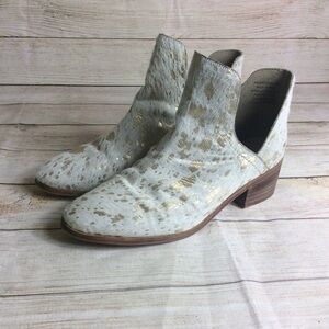 Coconuts by Matisse Pronto cow hair leather bootie White and gold Size 10